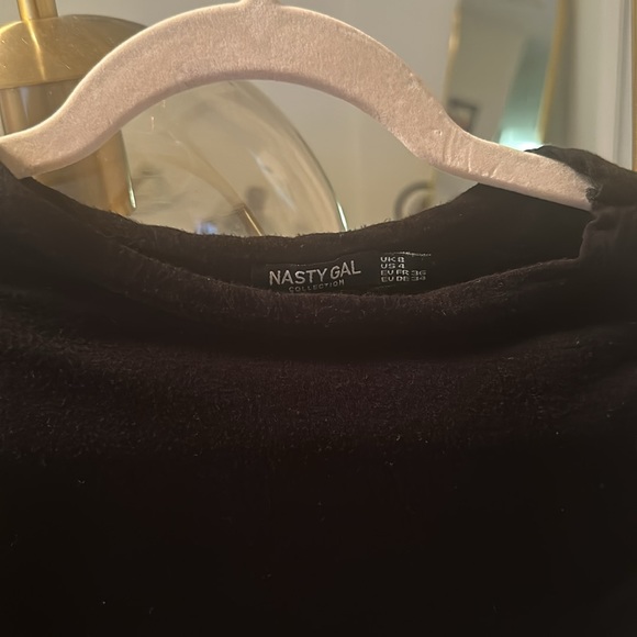 NastyGal Black Muscle tee with padded shoulders, size 4 - Picture 2 of 4